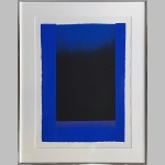 Siebdruck von Rupprecht Geiger: „Schwarzes Feld in blauer Fläche / violett - blau - schwarz“

Der Siebdruck "Schwarzes Feld in blauer Fläche / violett - blau - schwarz" von Rupprecht Geiger ist ein faszinierendes Kunstwerk, das die künstlerische Brillanz des renommierten Malers und Grafikers widerspiegelt. Diese Originalgrafik verführt den Betrachter mit ihrer subtilen Einfachheit und gleichzeitig tiefen Ausdruckskraft.

Die Komposition präsentiert ein scheinbar einfaches Motiv: ein schwarzes Feld, das inmitten einer blauen Fläche liegt. Doch bei genauerer Betrachtung entfaltet sich eine reiche Tiefe von Farbschattierungen – von sanftem Violett über tiefes Blau bis hin zu intensivem Schwarz. Diese nuancierte Farbgebung erzeugt eine beeindruckende optische Wirkung, die den Betrachter in eine Welt der Emotionen und Reflexionen entführt.

Mit einer Abmessung von 60 x 80 cm zieht das Kunstwerk die Blicke auf sich und findet leicht seinen Platz in verschiedenen Umgebungen. Es wird mit höchster Sorgfalt präsentiert, eingerahmt in einem silbernen Aluminiumrahmen und geschützt durch Museumsglas. Die Verwendung von säurefreien Materialien gewährleistet die langanhaltende Erhaltung des Kunstwerks.

Die Werke von Rupprecht Geiger sind bekannt für ihre subtile Verbindung von Form, Farbe und Gefühl. Seine Fähigkeit, mit minimalistischen Elementen eine tiefgreifende emotionale Resonanz zu erzeugen, ist in "Schwarzes Feld in blauer Fläche / violett - blau - schwarz" deutlich erkennbar. Dieses Kunstwerk lädt den Betrachter dazu ein, in die Welt der Farben einzutauchen und die Intensität der abstrakten Kunst zu erleben.

In der Kunstwelt ist Rupprecht Geiger für seine einzigartige Herangehensweise an Farbe und Form bekannt. Seine Werke finden sich in renommierten Sammlungen und Ausstellungen weltweit wieder. Der hier beschriebene Siebdruck ist eine großartige Gelegenheit, ein Stück dieser bedeutenden künstlerischen Erbe in die eigene Sammlung aufzunehmen.

Insgesamt fängt der Siebdruck "Schwarzes Feld in blauer Fläche / violett - blau - schwarz" von Rupprecht Geiger die Essenz von Geigers Kunst ein – die Verbindung von Einfachheit und Tiefe, von Farbe und Emotion. Mit seinem zeitlosen Design und der hochwertigen Präsentation ist dieses Kunstwerk eine Bereicherung für jeden Raum und eine Investition in die Welt der abstrakten Kunst.