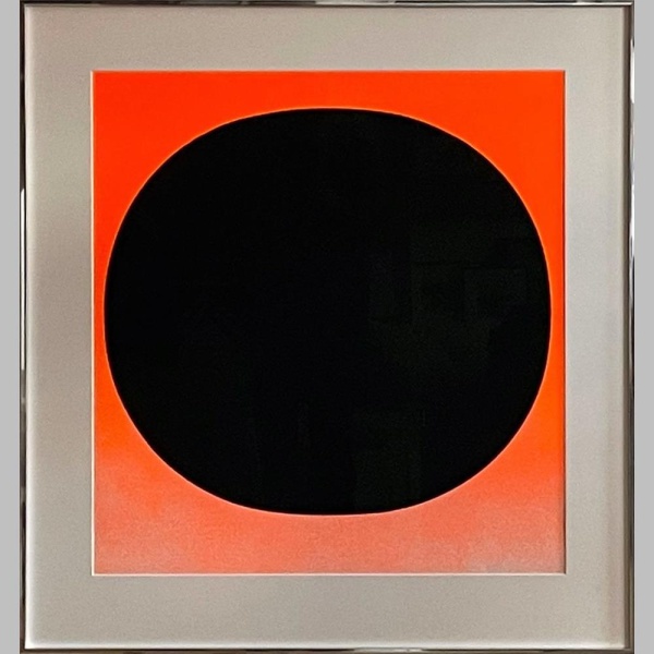 Der Siebdruck "Schwarzer Kreis auf Rot-Orange" von Rupprecht Geiger: Eine Meisterliche Originalgrafik

Der Siebdruck "Schwarzer Kreis auf Rot-Orange" von Rupprecht Geiger ist ein herausragendes Kunstwerk, das die visuelle Ästhetik des Künstlers in einer faszinierenden Komposition einfängt. Mit seiner markanten Darstellung präsentiert diese unlimitierte und unsignierte Originalgrafik die kraftvolle Handschrift von Geiger und dessen einzigartige Fähigkeit, Farben und Formen in einer Weise zu verbinden, die den Betrachter in den Bann zieht.

Die Kombination aus einem tiefen, satten Rot-Orange-Hintergrund und einem präzise platzierten schwarzen Kreis schafft eine ausdrucksstarke Kontrastwirkung, die die Aufmerksamkeit des Betrachters sofort einfängt. Der schwarze Kreis, zentral positioniert, wirkt wie ein Fokuspunkt inmitten der vibrierenden Farbfläche, was eine spannungsgeladene Dynamik erzeugt.

Mit einer großzügigen Größe von 85 x 80 cm erlaubt das Kunstwerk eine intensive Interaktion zwischen dem Betrachter und der Leinwand. Die Proportionen bieten Raum für das Eintauchen in die Nuancen der Farben und die Feinheiten der Komposition, während gleichzeitig die Präsenz des Werks im Raum betont wird.

Um die visuelle Brillanz dieses Kunstwerks zu bewahren und zu schützen, wurde es mit Museumsglas und säurefreien Materialien gerahmt. Der silberne Aluminiumrahmen fungiert nicht nur als schützende Hülle, sondern fügt auch eine moderne und zeitgemäße Note hinzu, die die zeitlose Anziehungskraft des Werks unterstreicht.

Rupprecht Geiger, ein renommierter Künstler des 20. Jahrhunderts, hat mit dem Siebdruck "Schwarzer Kreis auf Rot-Orange" ein Stück geschaffen, das die Grenzen der Farbwahrnehmung und visuellen Ausdrucks erweitert. Die Einzigartigkeit dieses Kunstwerks, kombiniert mit der sorgfältigen Präsentation und dem hochwertigen Rahmen, macht es zu einer bemerkenswerten Bereicherung für jede Kunstsammlung und einen fesselnden Blickfang in jeder Umgebung.

Insgesamt verkörpert der Siebdruck "Schwarzer Kreis auf Rot-Orange" von Rupprecht Geiger die tiefe Verbindung zwischen Farbe, Form und Emotion. Seine künstlerische Ausdruckskraft bleibt zeitlos und wird sowohl Liebhaber moderner Kunst als auch anspruchsvolle Sammler gleichermaßen begeistern.
