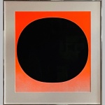 Der Siebdruck "Schwarzer Kreis auf Rot-Orange" von Rupprecht Geiger: Eine Meisterliche Originalgrafik

Der Siebdruck "Schwarzer Kreis auf Rot-Orange" von Rupprecht Geiger ist ein herausragendes Kunstwerk, das die visuelle Ästhetik des Künstlers in einer faszinierenden Komposition einfängt. Mit seiner markanten Darstellung präsentiert diese unlimitierte und unsignierte Originalgrafik die kraftvolle Handschrift von Geiger und dessen einzigartige Fähigkeit, Farben und Formen in einer Weise zu verbinden, die den Betrachter in den Bann zieht.

Die Kombination aus einem tiefen, satten Rot-Orange-Hintergrund und einem präzise platzierten schwarzen Kreis schafft eine ausdrucksstarke Kontrastwirkung, die die Aufmerksamkeit des Betrachters sofort einfängt. Der schwarze Kreis, zentral positioniert, wirkt wie ein Fokuspunkt inmitten der vibrierenden Farbfläche, was eine spannungsgeladene Dynamik erzeugt.

Mit einer großzügigen Größe von 85 x 80 cm erlaubt das Kunstwerk eine intensive Interaktion zwischen dem Betrachter und der Leinwand. Die Proportionen bieten Raum für das Eintauchen in die Nuancen der Farben und die Feinheiten der Komposition, während gleichzeitig die Präsenz des Werks im Raum betont wird.

Um die visuelle Brillanz dieses Kunstwerks zu bewahren und zu schützen, wurde es mit Museumsglas und säurefreien Materialien gerahmt. Der silberne Aluminiumrahmen fungiert nicht nur als schützende Hülle, sondern fügt auch eine moderne und zeitgemäße Note hinzu, die die zeitlose Anziehungskraft des Werks unterstreicht.

Rupprecht Geiger, ein renommierter Künstler des 20. Jahrhunderts, hat mit dem Siebdruck "Schwarzer Kreis auf Rot-Orange" ein Stück geschaffen, das die Grenzen der Farbwahrnehmung und visuellen Ausdrucks erweitert. Die Einzigartigkeit dieses Kunstwerks, kombiniert mit der sorgfältigen Präsentation und dem hochwertigen Rahmen, macht es zu einer bemerkenswerten Bereicherung für jede Kunstsammlung und einen fesselnden Blickfang in jeder Umgebung.

Insgesamt verkörpert der Siebdruck "Schwarzer Kreis auf Rot-Orange" von Rupprecht Geiger die tiefe Verbindung zwischen Farbe, Form und Emotion. Seine künstlerische Ausdruckskraft bleibt zeitlos und wird sowohl Liebhaber moderner Kunst als auch anspruchsvolle Sammler gleichermaßen begeistern.