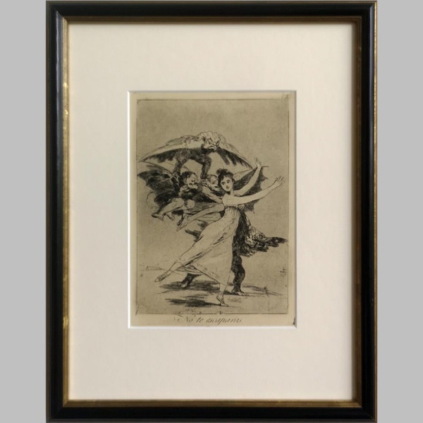 Die Radierung "No te escaparás" von Francisco de Goya ist eine unsignierte und unlimitierte Originalgrafik von 40 x 30 cm. Sie zeigt eine Gruppe von Menschen inmitten einer Flucht, möglicherweise als Metapher für das unaufhaltsame Schicksal. Die Feinheit der Linien und Schattierungen verleiht den Figuren Tiefe. Die Radierung ist eine Reflexion von Goyas Interesse an sozialen Themen und Unsicherheit. Sie wird in einem eleganten braunen Holzrahmen mit Museumsglas präsentiert, um ihre Schönheit zu bewahren. "No te escaparás" bleibt ein bedeutendes Werk, das Goyas künstlerische Meisterschaft und seine Auseinandersetzung mit der menschlichen Erfahrung zeigt.