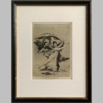 Die Radierung "No te escaparás" von Francisco de Goya ist eine unsignierte und unlimitierte Originalgrafik von 40 x 30 cm. Sie zeigt eine Gruppe von Menschen inmitten einer Flucht, möglicherweise als Metapher für das unaufhaltsame Schicksal. Die Feinheit der Linien und Schattierungen verleiht den Figuren Tiefe. Die Radierung ist eine Reflexion von Goyas Interesse an sozialen Themen und Unsicherheit. Sie wird in einem eleganten braunen Holzrahmen mit Museumsglas präsentiert, um ihre Schönheit zu bewahren. "No te escaparás" bleibt ein bedeutendes Werk, das Goyas künstlerische Meisterschaft und seine Auseinandersetzung mit der menschlichen Erfahrung zeigt.