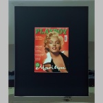 Entdecken Sie den Glamour vergangener Tage mit unserem exklusiven Fund: Ein gerahmter Playboy im Format 60x50 cm, mit einer besonderen Ausgabe, die Marilyn Monroe huldigt. Der silber-folierte Holzrahmen strahlt Eleganz aus und harmoniert mit Marilyns Stil. Museumsglas und säurefreie Materialien bewahren die Schönheit der Ausgabe. Investieren Sie in Geschichte und Schönheit mit diesem zeitlosen Sammlerstück."