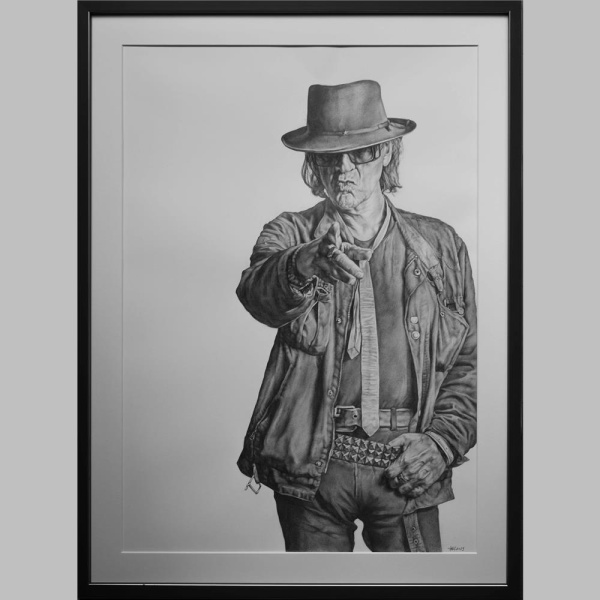 Tauchen Sie ein in die beeindruckende Welt der Kunst mit der fotorealistischen Bleistiftzeichnung "Udo Lindenberg" von Künstlerin Karin Engel. Auf einer Fläche von 80 x 60 cm fängt Engel mit feinem Bleistift die charakteristischen Züge des Musikers Udo Lindenberg detailgetreu ein. Das Kunstwerk ist in einem staubdichten schwarzen Holzrahmen mit säurefreiem Passepartout gerahmt, was die Eleganz der Darstellung unterstreicht. Ein Meisterstück der Porträtkunst, das Lindenbergs Persönlichkeit und Ausstrahlung meisterhaft einfängt.
