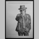 Tauchen Sie ein in die beeindruckende Welt der Kunst mit der fotorealistischen Bleistiftzeichnung "Udo Lindenberg" von Künstlerin Karin Engel. Auf einer Fläche von 80 x 60 cm fängt Engel mit feinem Bleistift die charakteristischen Züge des Musikers Udo Lindenberg detailgetreu ein. Das Kunstwerk ist in einem staubdichten schwarzen Holzrahmen mit säurefreiem Passepartout gerahmt, was die Eleganz der Darstellung unterstreicht. Ein Meisterstück der Porträtkunst, das Lindenbergs Persönlichkeit und Ausstrahlung meisterhaft einfängt.